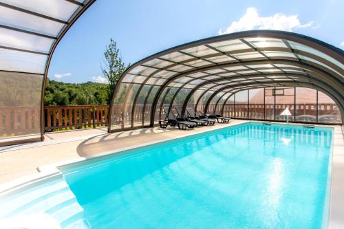 สระว่ายน้ำ, Lodge Holidays - Glamping Heart of Nature in ริบนิก