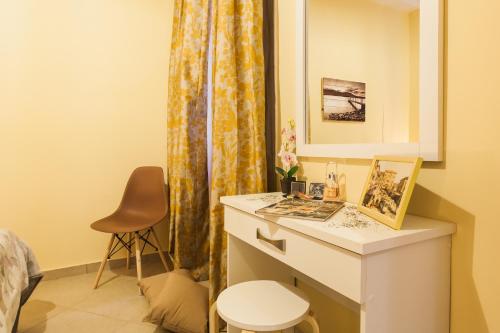  Safe, Central, Smart Double Rooms in apartment, next metro station walk to Acropolis in Athen