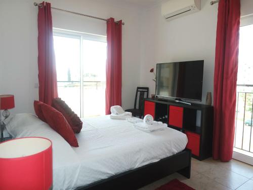 C04 - Pool View 3 Bed Apartment - image 2
