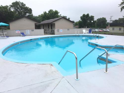 Campus Inn Baraboo - 수영장