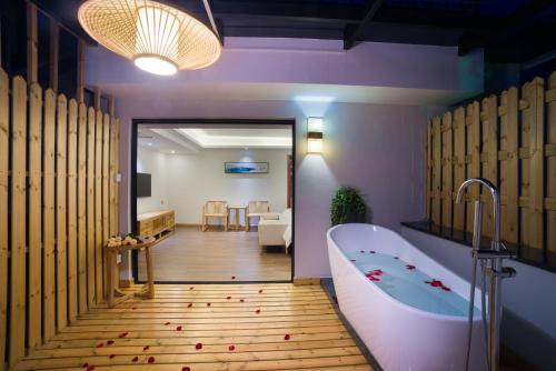 ระเบียง/ชานเรือน, ริเวอรำไซด์ อินน์ กุ้ยหลิน เซ็นทรัล (Riverside Inn Guilin Central) in กุ้ยหลิน