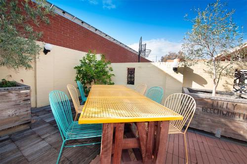 Kert, Winsor Park Motor Inn in Albury