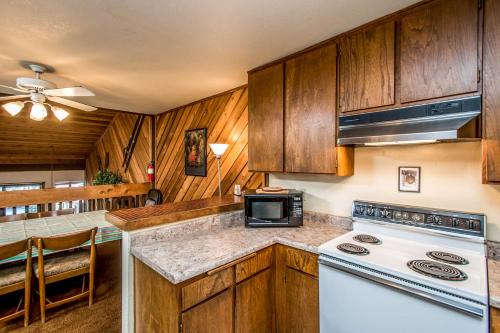 Huntington Lake Condo 9 - image 2