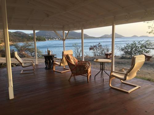 Shared lounge/TV area, Green Roof Inn in St Georges Countryside