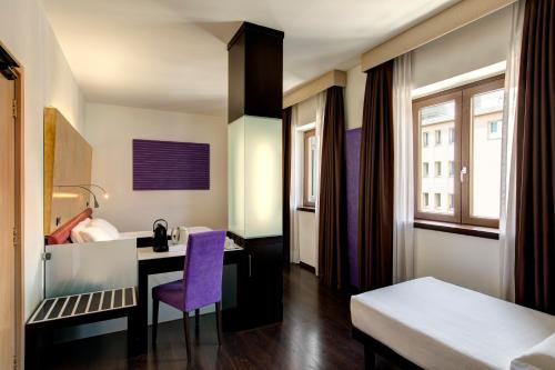 1 queen bed, 3 twin beds