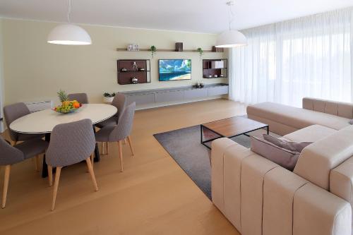 New apartment with swimming pool near the beach