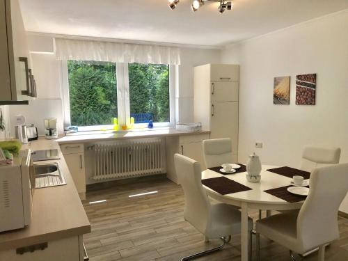кухня, FeWo im Grünen mit Terrasse und Garten - gratis Therme (FeWo im Grunen mit Terrasse und Garten - gratis Therme) in Бад Бевенсен