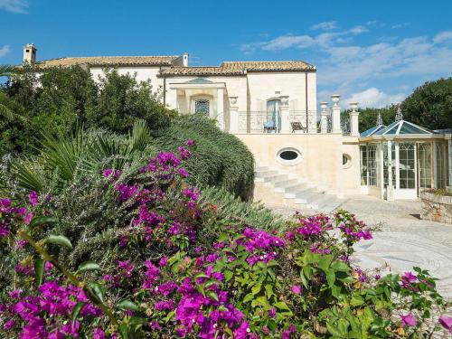 Lavish Villa in Donnalucata with Pool gîte à louer Sampieri