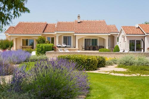  Luxury holiday house ANABEL, Ferienwohnung in Vrh