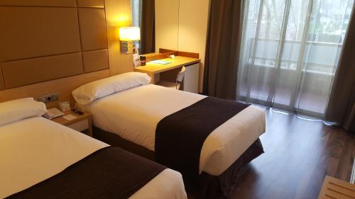 1 queen bed, 2 twin beds