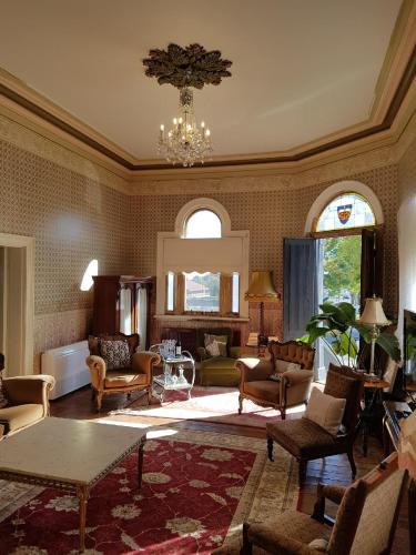 zonă comună salon/TV, The Albert Guest House and Mills Spa Suites in Daylesford şi Macedon Ranges