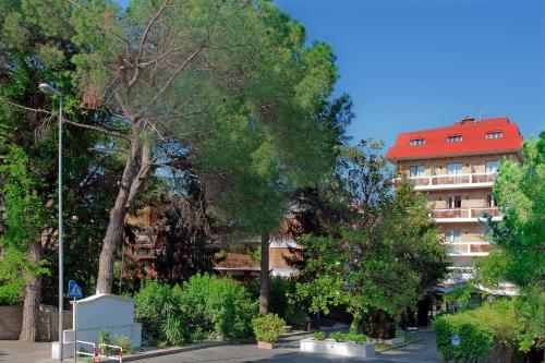 Pinewood Hotel Rome - image 2