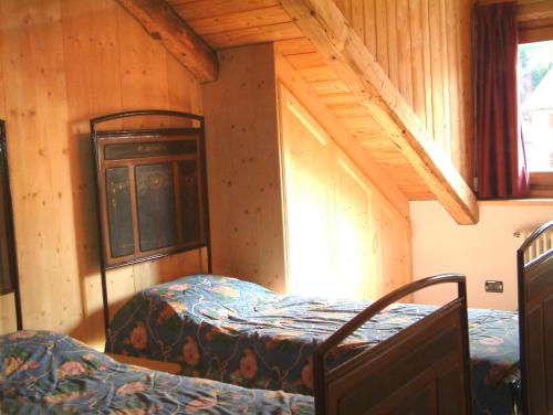 1 queen bed, 2 twin beds