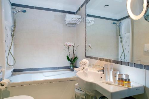 Pinewood Hotel Rome - image 12