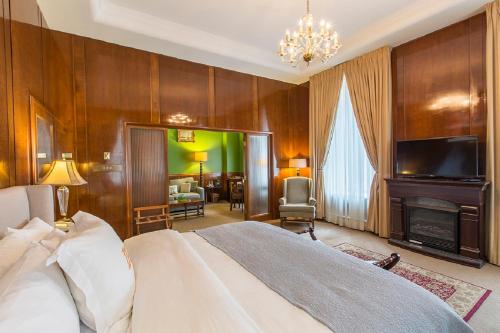 LHotel - image 2