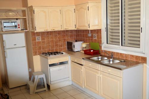 keuken, DOMAINE de VALCINE 3 gites parc et piscine a 4 mn de la distillerie DBM, des 1er commerces et de la  in Sainte Rose