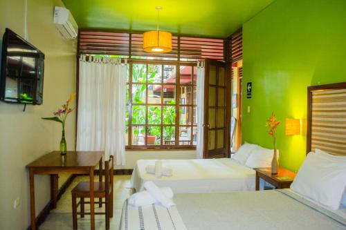 1 double bed, 1 twin bed
