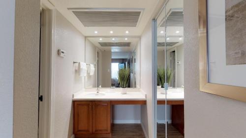 浴室, 布雷亞切斯套房酒店 (Chase Suites Hotel Brea) in 布雷亞