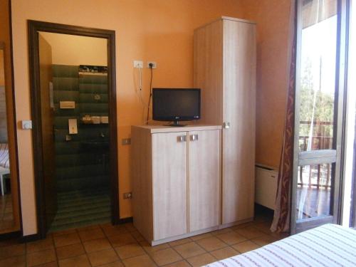 Triple Room with Balcony image 10