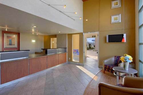 Lobby, California Inn and Suites in Rancho Cordova (CA)