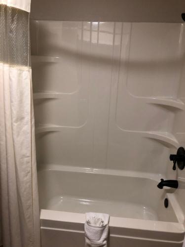 Baymont by Wyndham Washington Room Type - Deluxe Room with One King Bed - Balcony with Water View - Non-Smoking