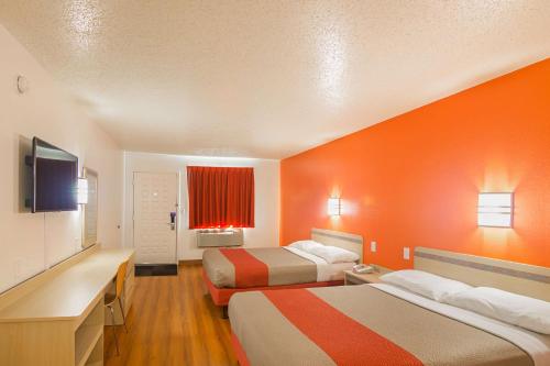 2 queen beds