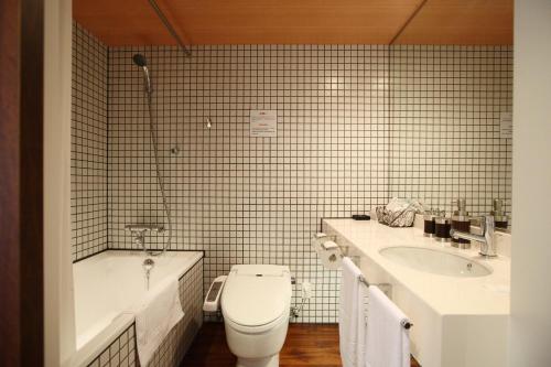 Double Room with Small Double Bed - Smoking image 1