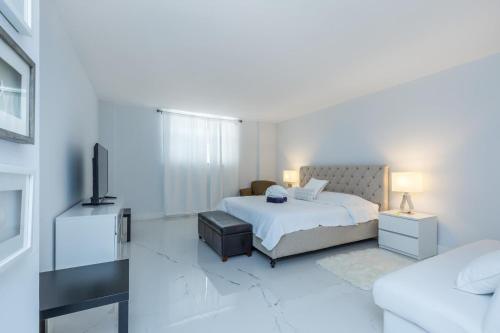 Two bed beach condo at Sian Miami in Hollywood, USA