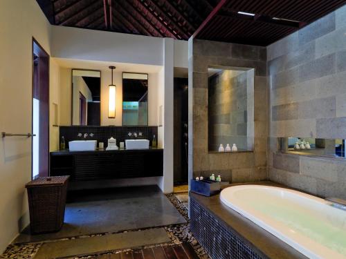 Bathroom, The Amala Boutique Retreat near Queen's Tandoor Indian Cuisine
