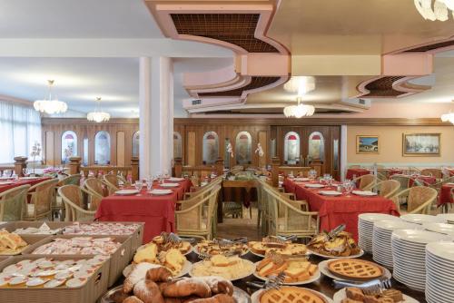 Park Hotel Oasi - image 11
