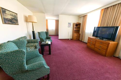 Regineh Hotel - image 9