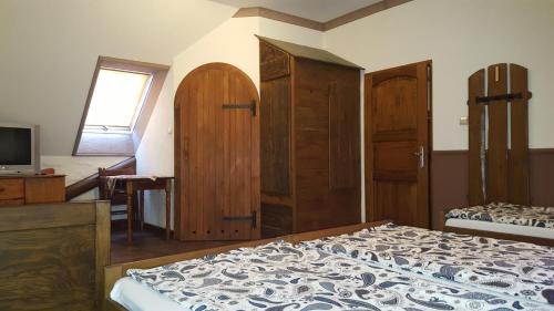 1 double bed, 2 twin beds