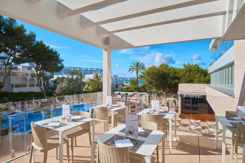 مطعم, Hipotels Bahia Cala Millor - Adults Only in سان لورينثو دي كارديسار
