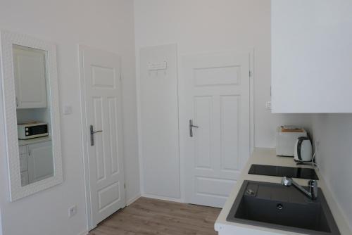 Deluxe Quadruple Room image 7