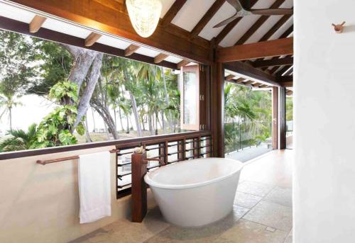 Spice At Oak Award Winning Luxury Absolute Oceanfront House Oak Beach Near Port Douglas