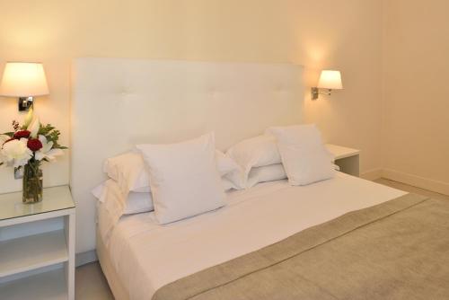 1 queen bed, 1 twin bed, 2 sofa beds