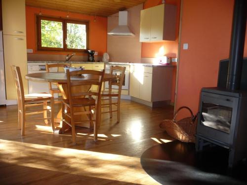 virtuve, 8 Chalets des Lodges du Hérisson avec poêle à bois (8 Chalets des Lodges du Herisson avec poele a bois) in Bonlieu