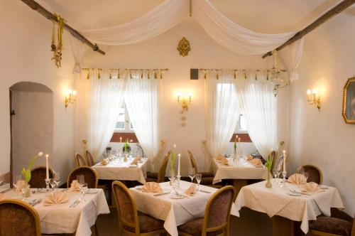 Restaurant, SchlossHOTELGedern in Darmstadt Suburbs