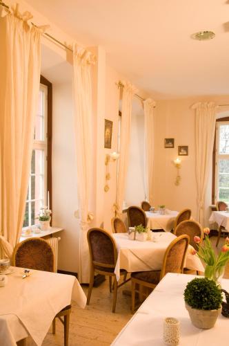Restaurant, SchlossHOTELGedern in Darmstadt Suburbs