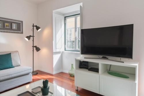 Bica Patio 3BDR Duplex by LovelyStay 5