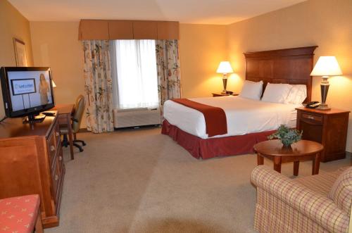 Holiday Inn Express & Suites Bloomington, an IHG Hotel