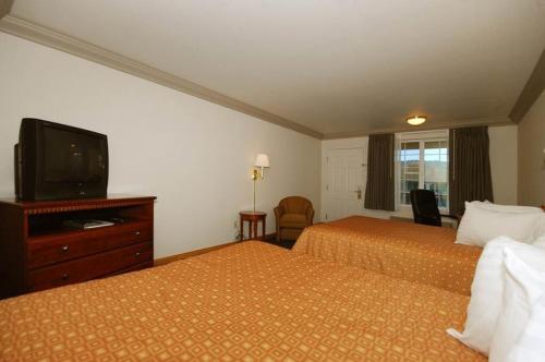 Cloverdale Wine Country Inn & Suites - image 5