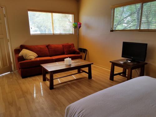 1 queen bed, 1 sofa bed