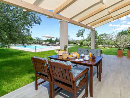 Balkons/terase, Pool Premium Apartment in Marasi