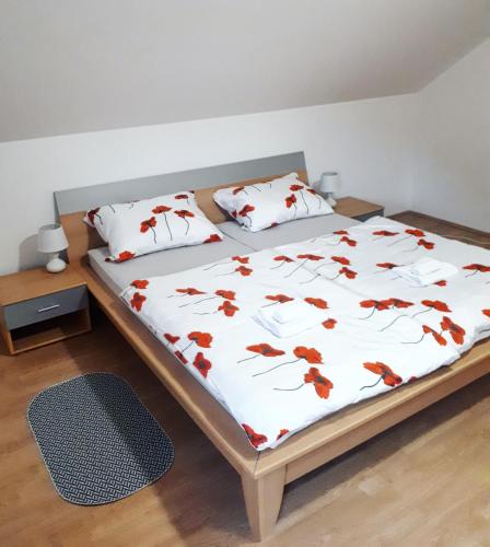 2 bedrooms, 3 beds
