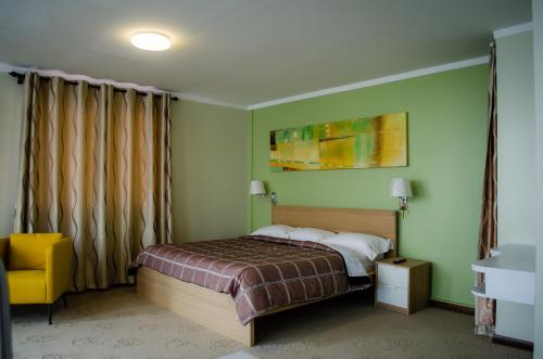 Deluxe King Suite image 4