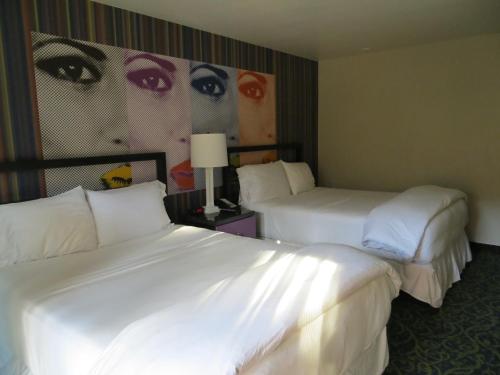 7 Springs Inn & Suites Room Type - Deluxe Double Queen Room