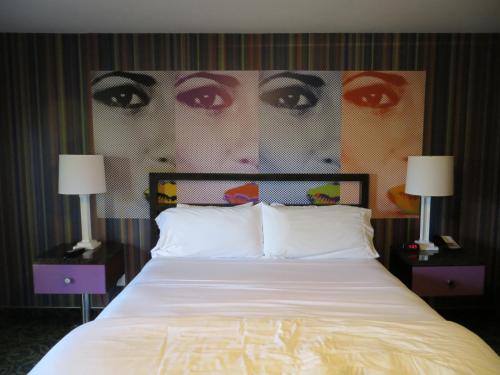 7 Springs Inn & Suites Room Type - Deluxe King Room