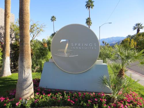 7 Springs Inn & Suites - image 8