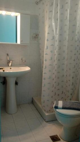 Yellow house - image 8